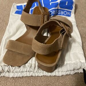 Donald J. Pliner Tan Comfort Sandals